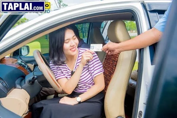 Phụ nữ hiện đại tự tin làm chủ tay lái ô tô