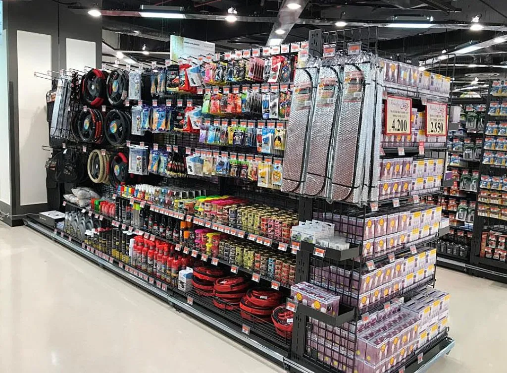 Kỹ thuật viên đang thực hiện thay thế má phanh cho dòng xe tải nhẹ