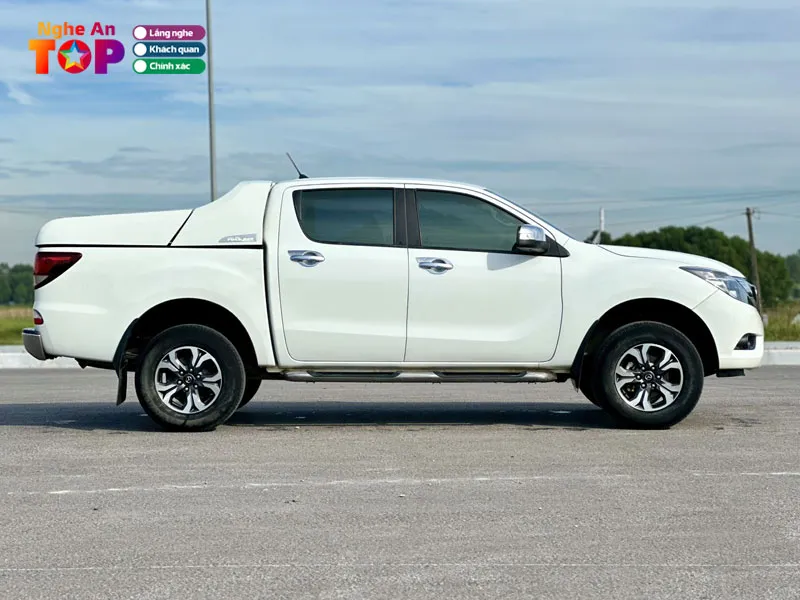 Các dòng xe bán tải, SUV và MPV đang được trưng bày tại Phúc Nguyên Cars