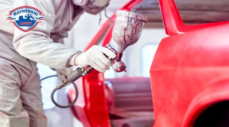 Thợ sơn đang tỉ mỉ thực hiện các bước trong quy trình sơn xe ô tô