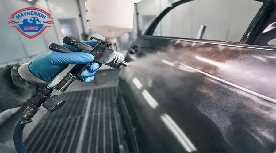 Súng phun sơn chuyên dụng dùng để thi công sơn lớp màu trong quy trình sơn xe ô tô