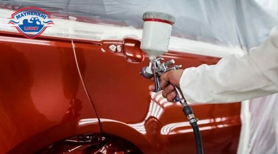 Sử dụng hai lớp sơn để đảm bảo độ bền màu và độ che phủ hoàn hảo trong quy trình sơn xe