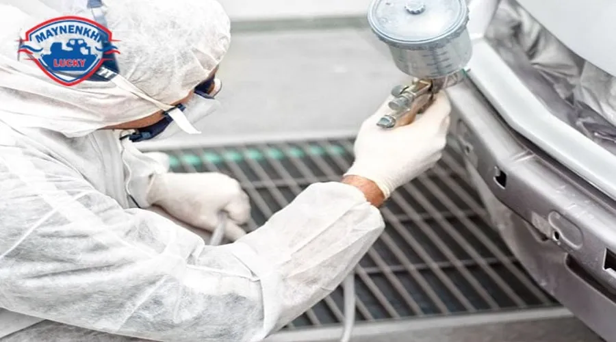 Kiểm tra tỉ mỉ bề mặt sơn sau khi hoàn thành quy trình sơn xe ô tô chuyên nghiệp