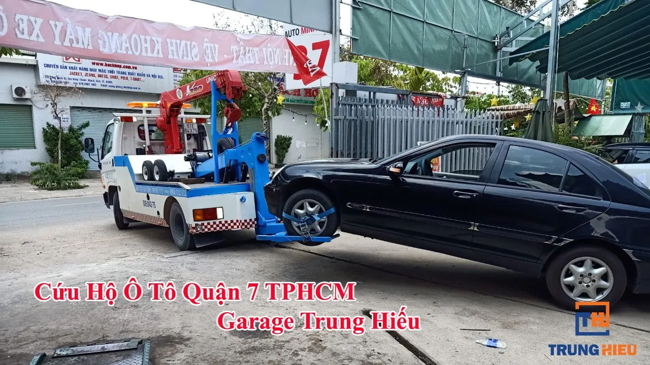 Xe cứu hộ chuyên dụng đang kéo ô tô hỏng trên đường Nguyễn Văn Linh Quận 7