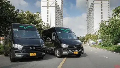 Vie Limousine Bus Front Image