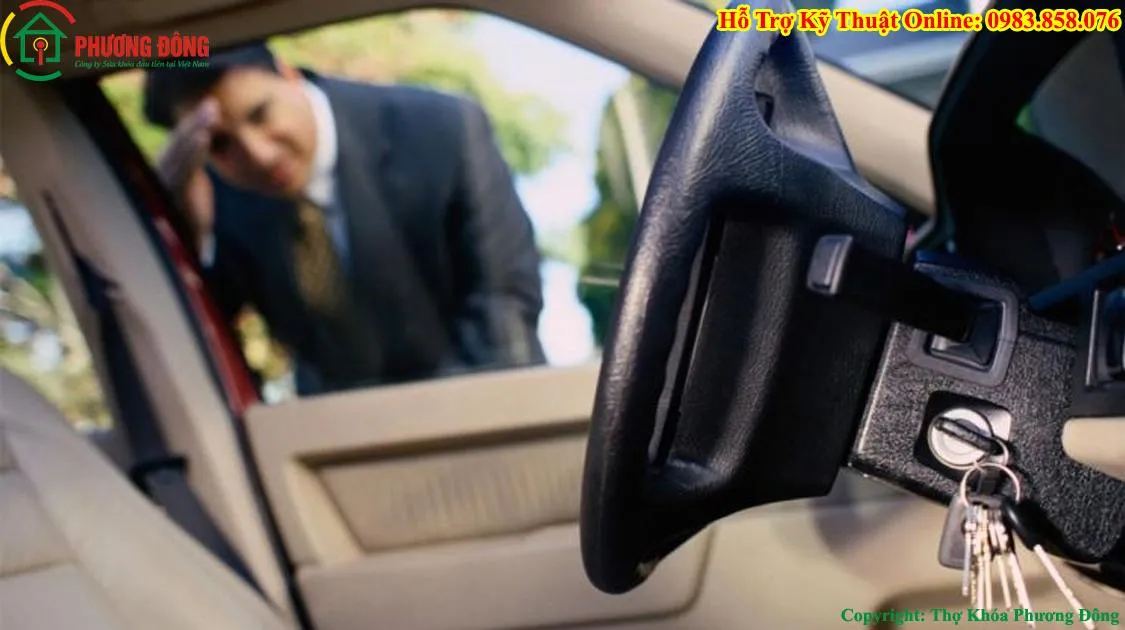 Quên chìa khóa bên trong xe ô tô, cảnh báo cần tìm cách mở khóa cửa xe ô tô an toàn
