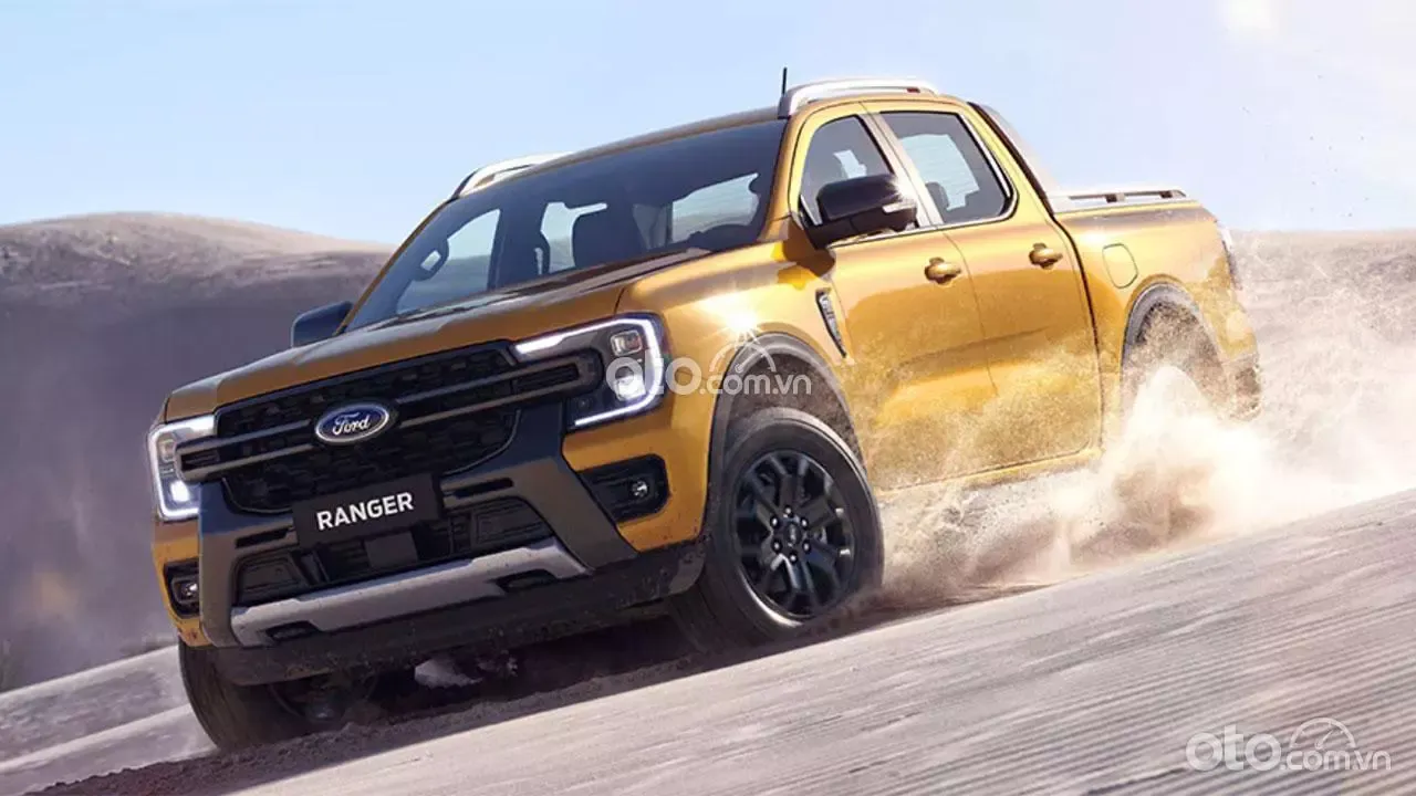 Hình ảnh xe bán tải Ford Ranger 2025 màu cam, đại diện cho dòng xe bán chạy nhất thị trường Việt Nam