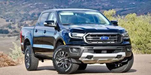 Nhiều xe bán tải màu đen và trắng đang đậu trong bãi xe