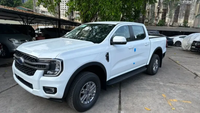 Ford Ranger XLS 4x4AT màu bạc nhìn từ góc trước bên hông, làm nổi bật thiết kế mạnh mẽ