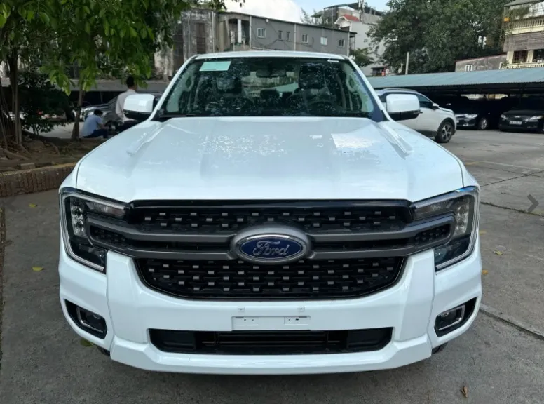 Chi tiết vô lăng và màn hình giải trí 10 inchs với công nghệ SYNC 4 trên Ford Ranger XLS 4x4AT