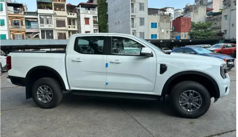 Khoang lái chi tiết bảng điều khiển trung tâm và cần số tự động trên Ford Ranger XLS 4x4AT