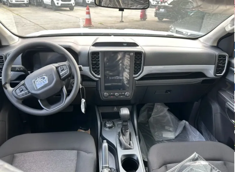 Hình ảnh khoang sau của Ford Ranger XLS 4x4AT, thể hiện không gian rộng rãi cho hành khách