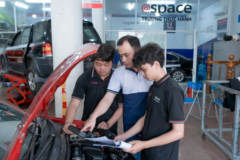 Học viên Aspace thực hành với thiết bị chẩn đoán chuyên dụng