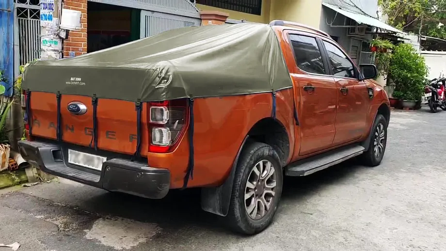 Bạt che thùng xe bán tải màu xanh rêu quân đội khi nhìn từ phía sau