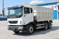 Chi tiết nội thất cabin xe ben Daewoo với trang bị ghế hơi và giường nằm phía sau