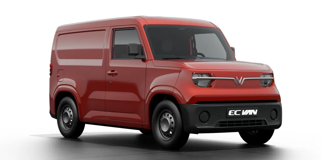 Hình ảnh cận cảnh một khách hàng đang đặt cọc mua xe VinFast EC Van tại đại lý