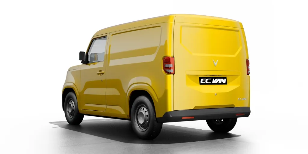 Hình ảnh khoang chứa hàng rộng rãi phía sau xe VinFast EC Van, có thể chứa nhiều thùng hàng