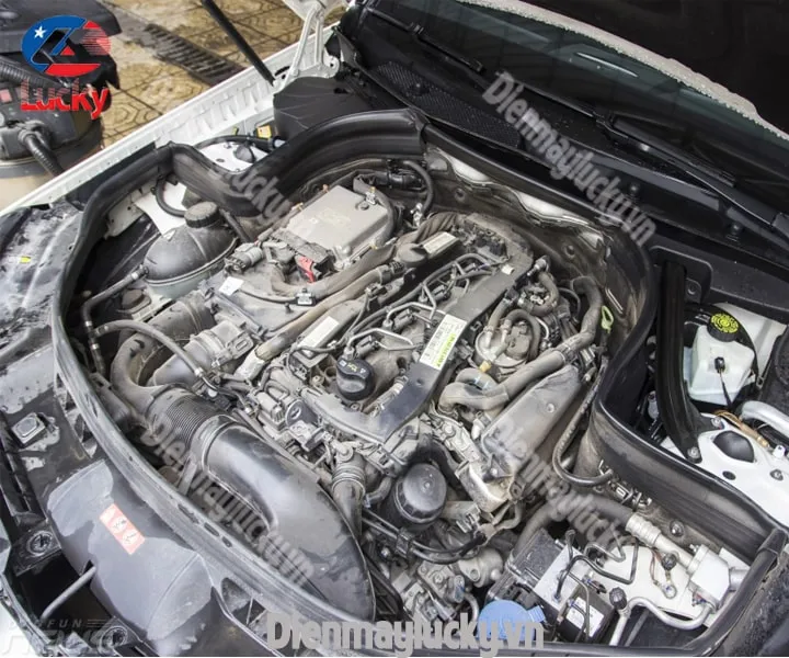 Nên rửa khoang máy xe ô tô định kỳ 2 đến 3 lần mỗi năm để duy trì hiệu suất