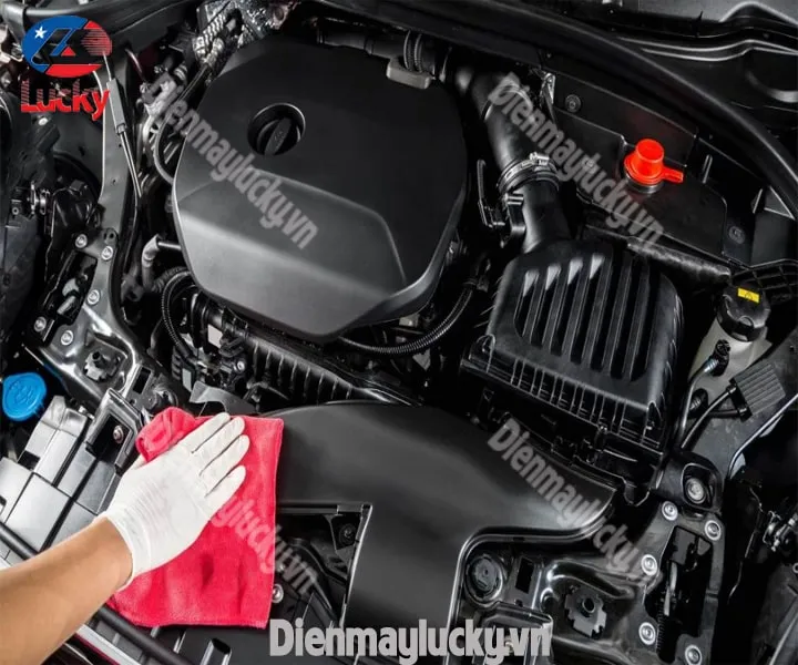 Thực hiện lau khô khoang máy bằng khăn sạch hoặc sử dụng thiết bị xì khô để loại bỏ hoàn toàn hơi ẩm