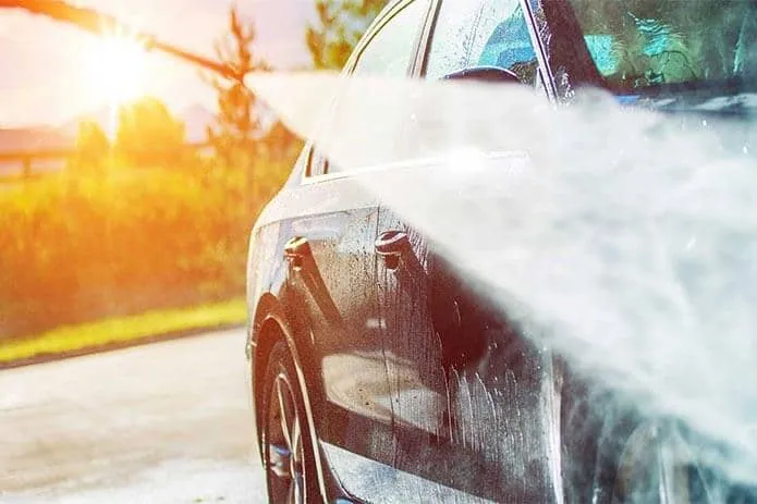 Làm sạch và sấy khô xe ô tô sau khi hoàn thành bước compound