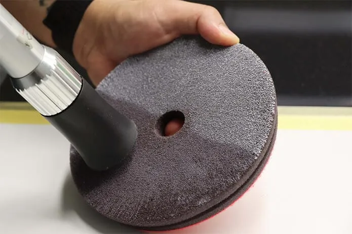 Vệ sinh miếng đệm bọt biển để duy trì hiệu quả đánh bóng