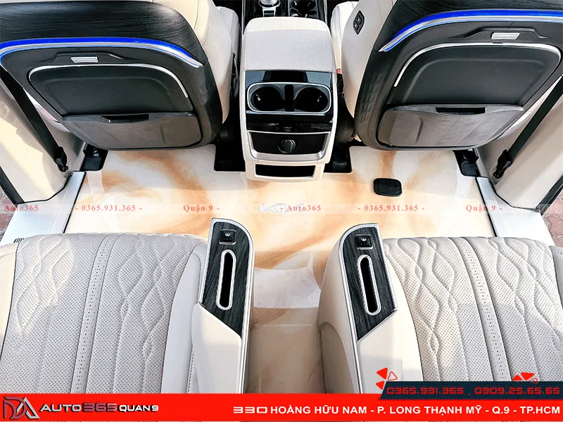 Kỹ thuật viên tại Auto365 Quận 9 kiểm tra hệ thống đèn ô tô trước khi giao xe