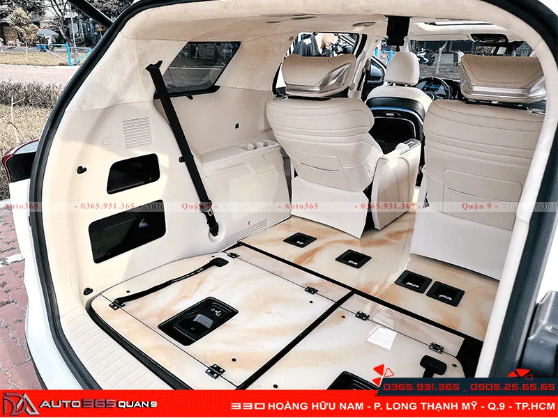 Kỹ thuật viên thực hiện các thao tác lắp đặt chi tiết