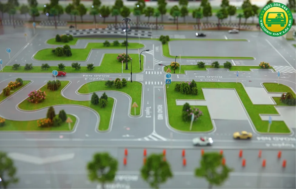 Sân sát hạch đạt chuẩn giúp học viên thực hành lái xe ô tô tốt hơn