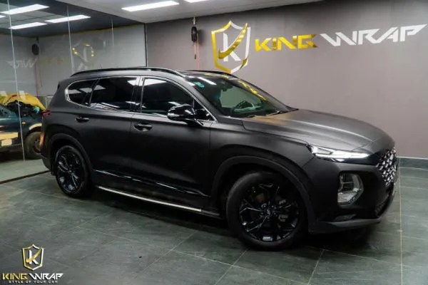 Xe Hyundai Santa Fe được dán đổi màu mờ sang trọng tại xưởng dán decal ô tô