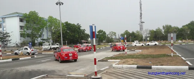 Học viên tập bài xe ghép ngang trong sân sát hạch rộng hơn 20.000m2 của Trung tâm Thành Công