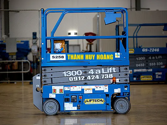 Thiết bị xe nâng người dạng kéo phục vụ thi công trên cao