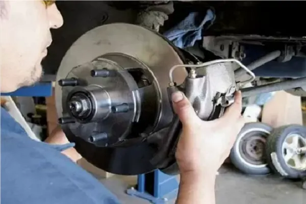 Kiểm tra và điều chỉnh đĩa phanh sau của xe tải sau khi tăng thắng