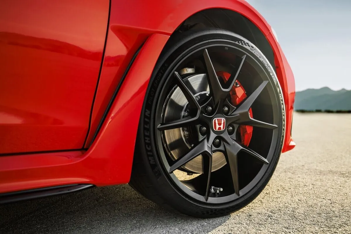 Bánh xe và hệ thống phanh Brembo