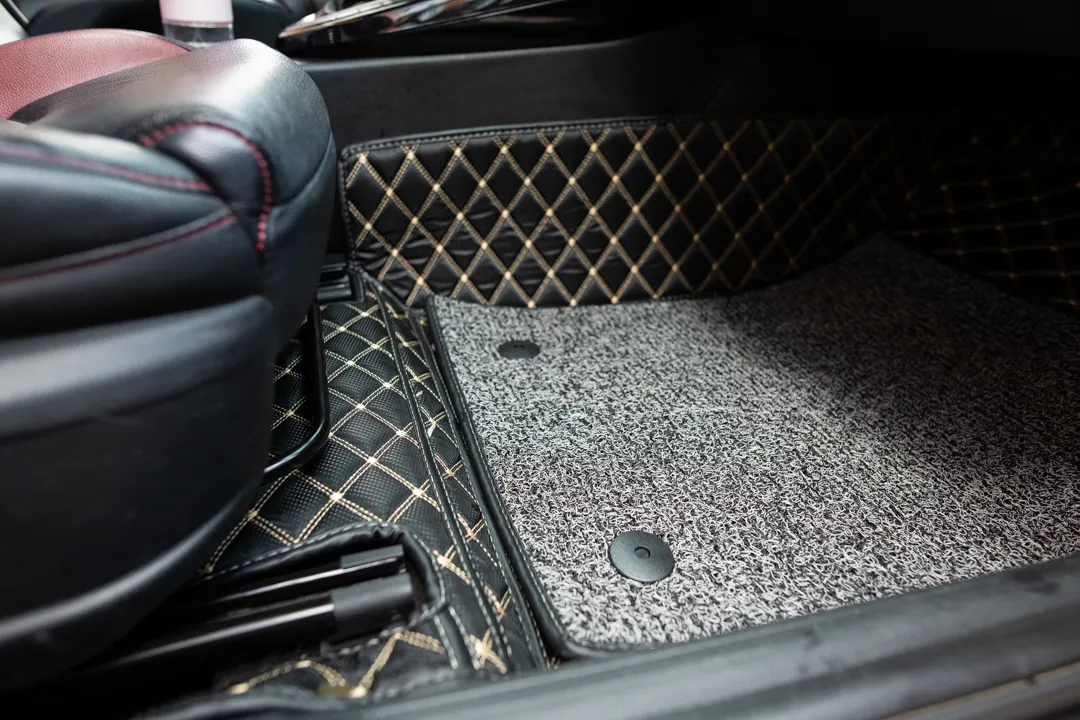 Kỹ thuật viên Proauto.vn đang thi công bọc da sàn xe ô tô chuyên nghiệp