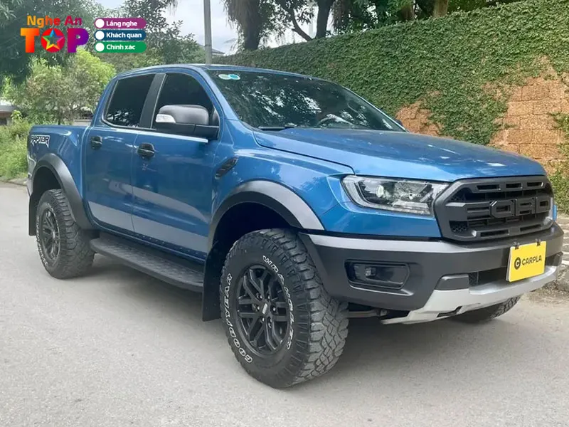 Mặt tiền Showroom Carpla với bãi xe rộng rãi trưng bày nhiều mẫu xe bán tải