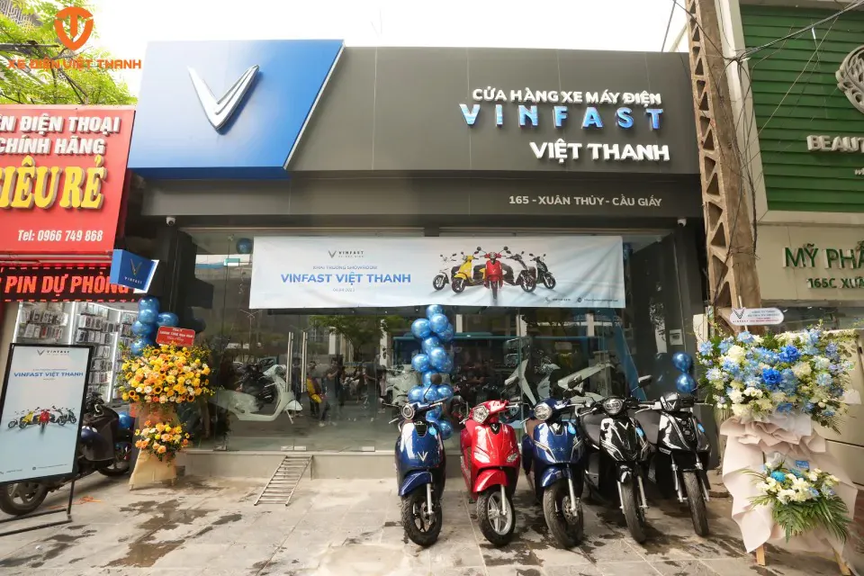 Đại lý xe điện VinFast Việt Thanh tại cơ sở Xuân Thủy, Cầu Giấy phục vụ khách hàng mua xe mới