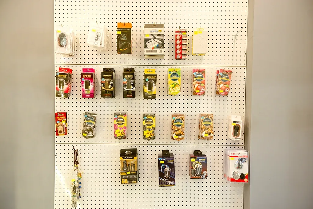 Hình ảnh một chiếc xe đang được thi công cách âm cửa