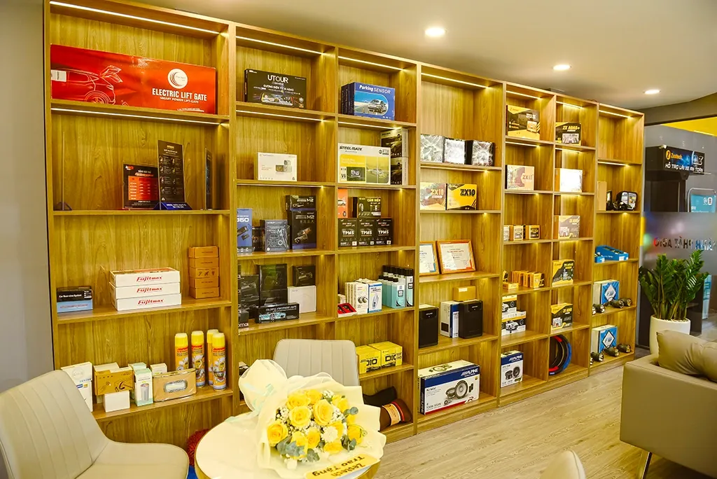 Kỹ thuật viên đang dán cách âm chống ồn ô tô