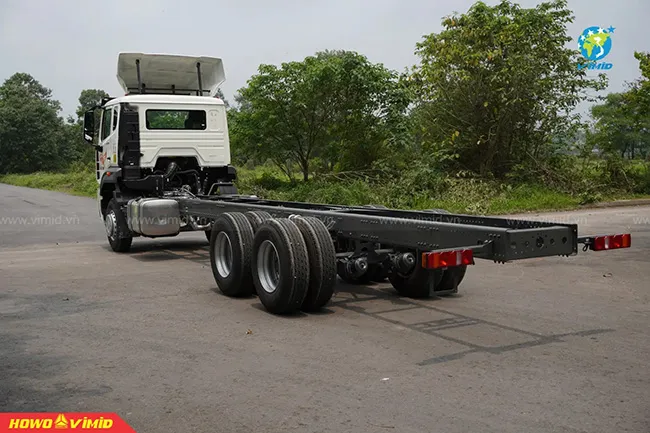 Số khung số máy xe ô tô tải được đặt ở vị trí dễ quan sát như kính chắn gió hoặc khung cửa