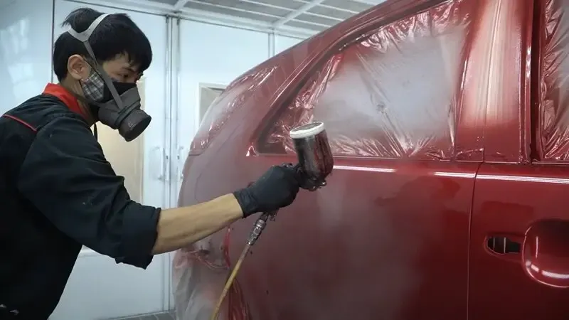 Hình ảnh ô tô đang được tháo dỡ và chuẩn bị bề mặt trước khi sơn lại màu