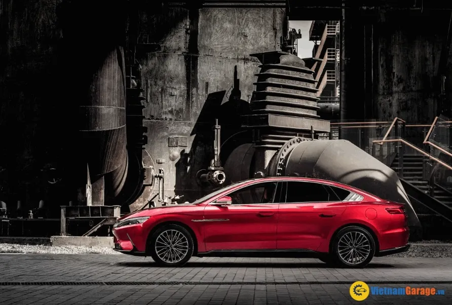 Kỹ thuật viên đang thực hiện công đoạn phun sơn tại buồng sơn chuyên nghiệp