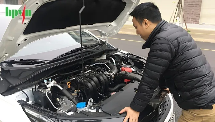 Gặp sự cố ắc quy nên gọi dịch vụ thay bình ắc quy ô tô tại nhà