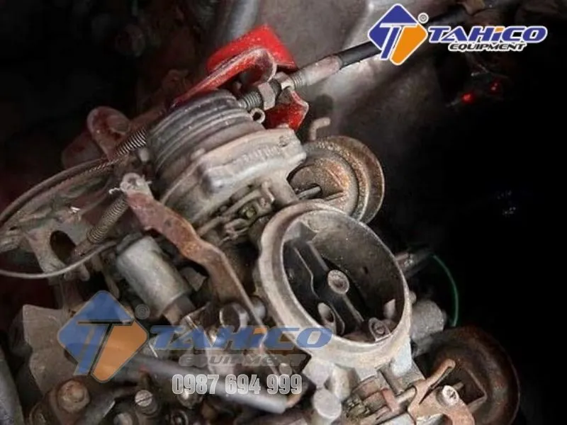 Điều chỉnh vít hỗn hợp khí chế hòa khí: Hình minh họa việc điều chỉnh bằng tuốc nơ vít