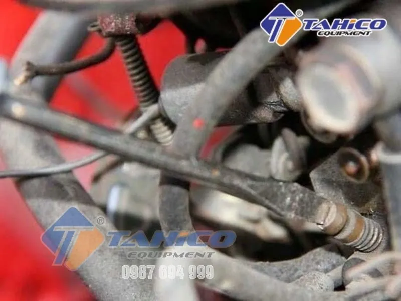 Quy trình chỉnh tốc độ không tải ô tô: Hình minh họa một bộ chế hòa khí sau khi lắp lại