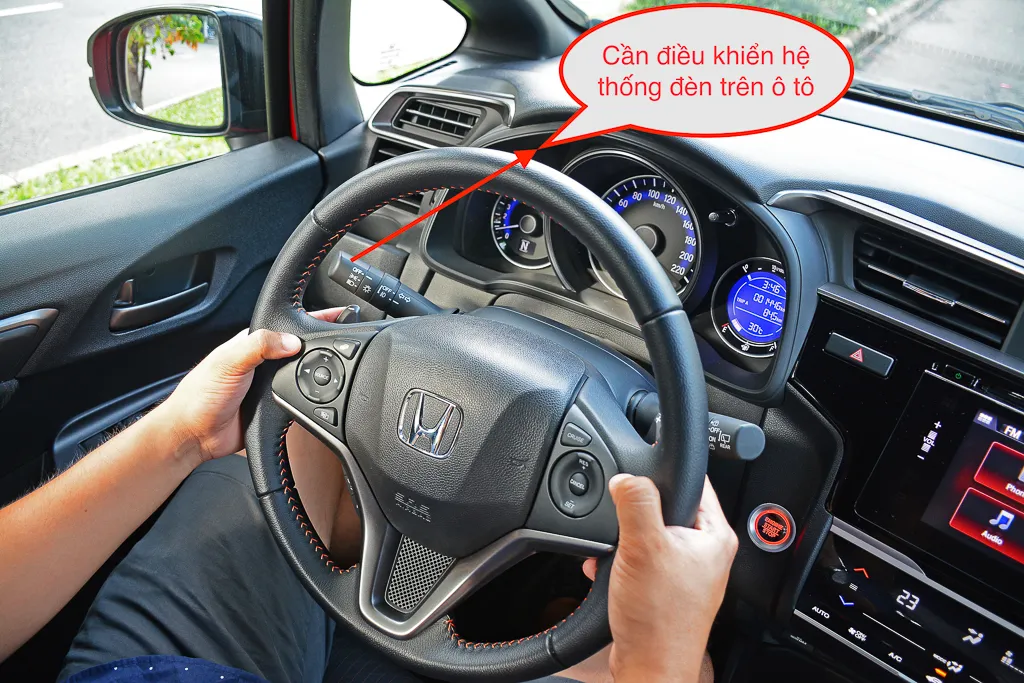 Thao tác đẩy cần điều khiển về phía trước để kích hoạt chế độ chiếu xa khi đi đường trường