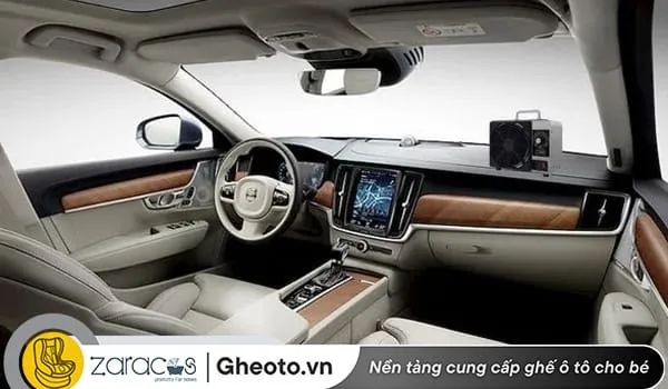 su-dung-khu-mui-ozone-de-het-mui-chuot-tren-oto