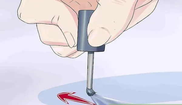 Sử dụng sơn móng tay trong suốt xóa xước