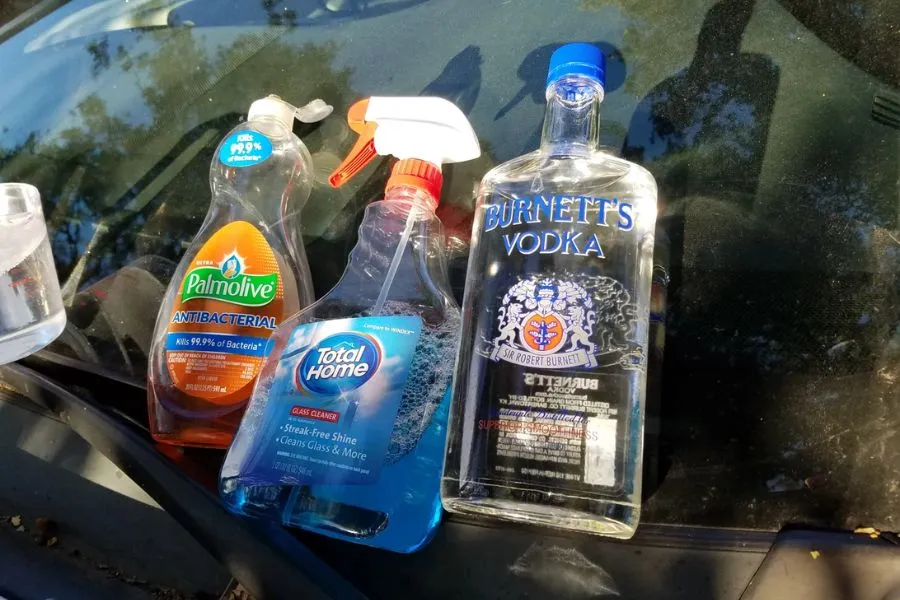 Sử dụng hỗn hợp nước rửa chén và rượu vodka để pha nước rửa kính ô tô