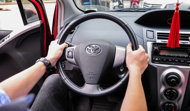 Tài xế tập trung quan sát đường và giữ khoảng cách an toàn