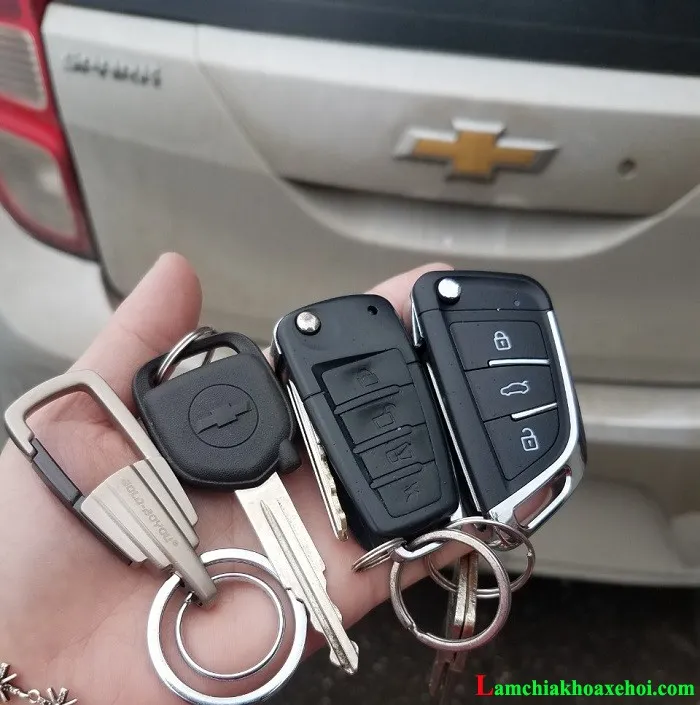 Kiểm tra pin và các kết nối điện để sửa xe ô tô điều khiển từ xa